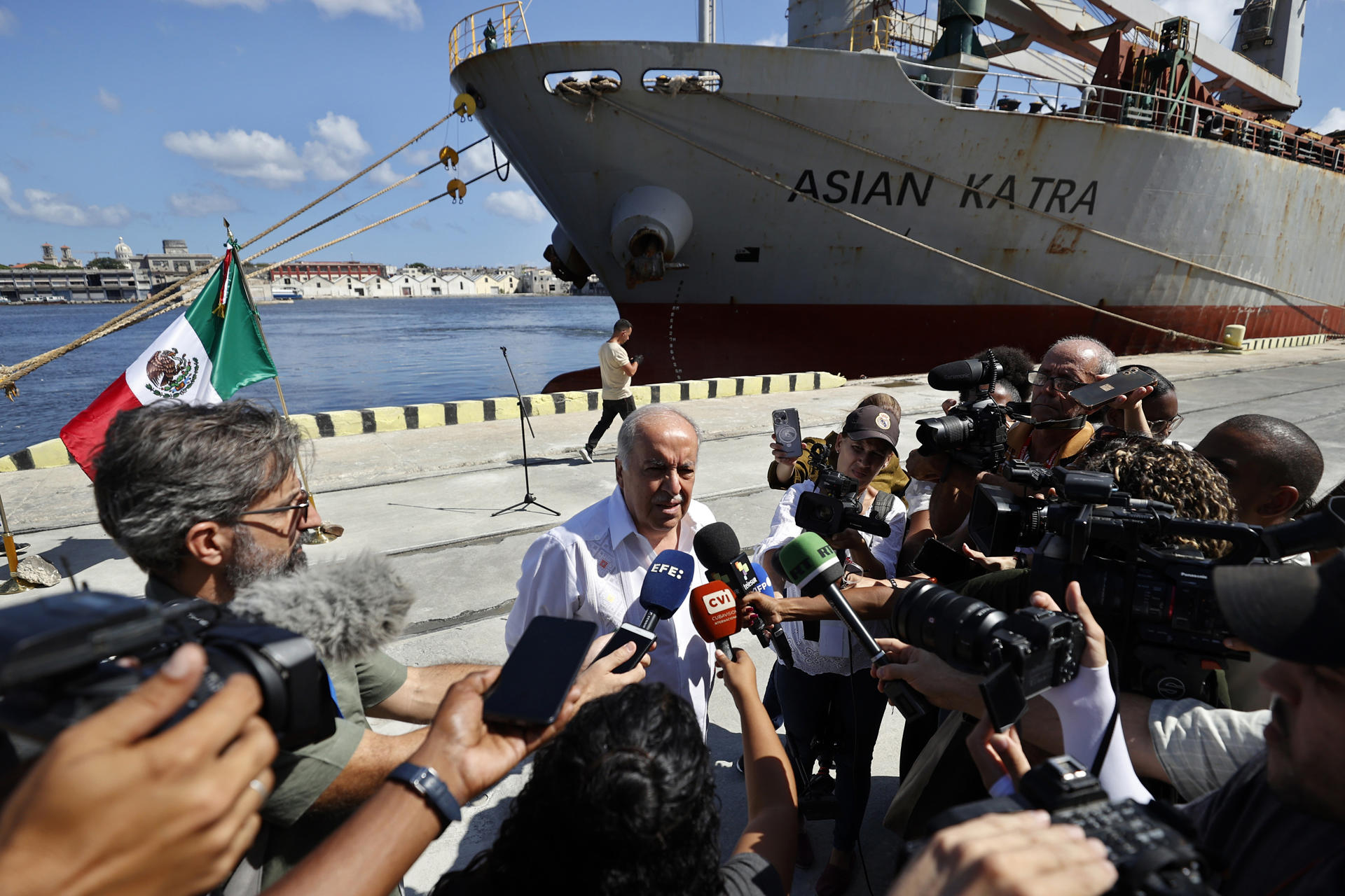 Llega a La Habana nuevo barco de ayuda humanitaria con donativos de México y Uruguay