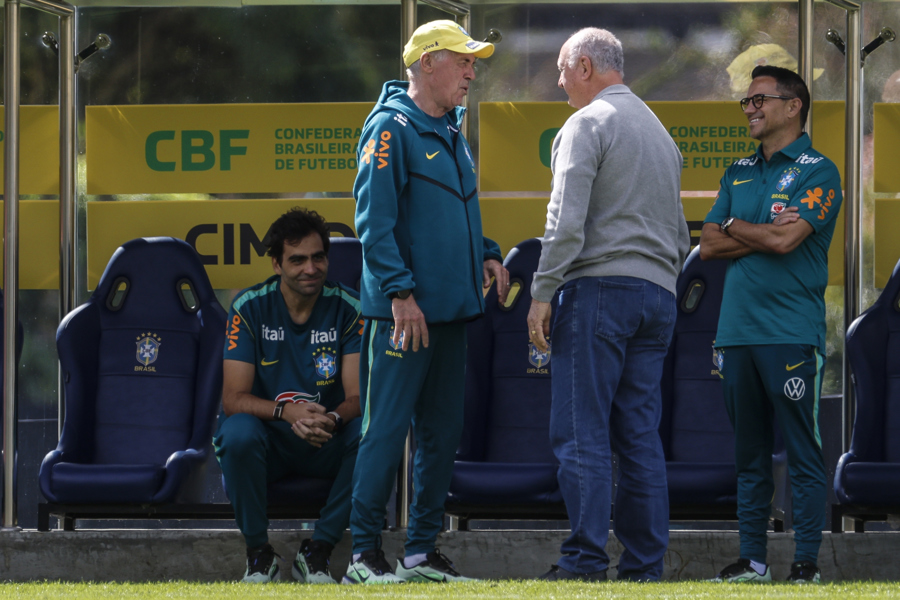 Ancelotti y Scolari intercambian ideas en el entrenamiento de la selección brasileña