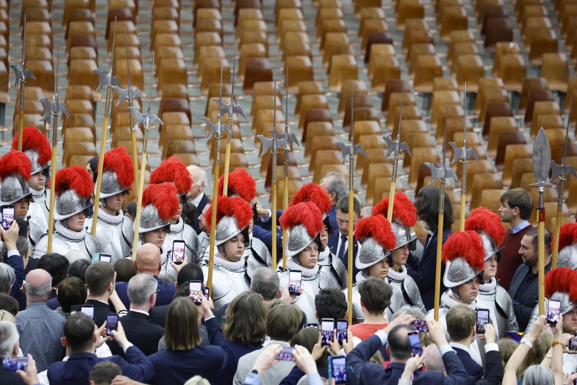 Nuevos soldados de Guardia Suiza juran fidelidad al papa León XIV