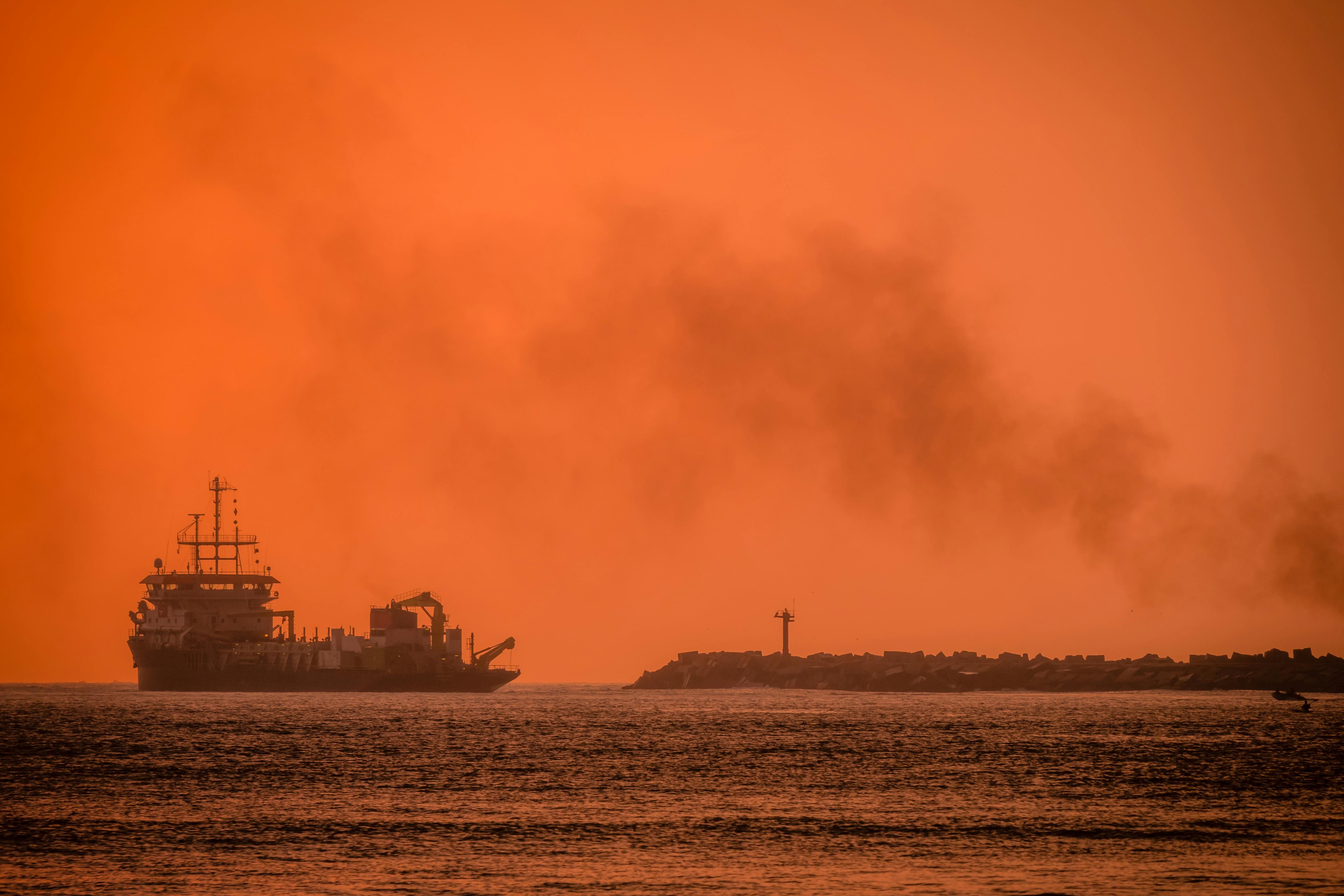 Dos barcos incendiados frente a las costas de Emiratos Árabes