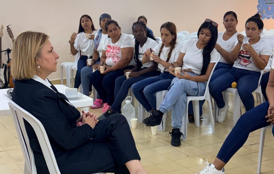 Trasladan a privadas de libertad al nuevo centro de rehabilitación La Esmeralda