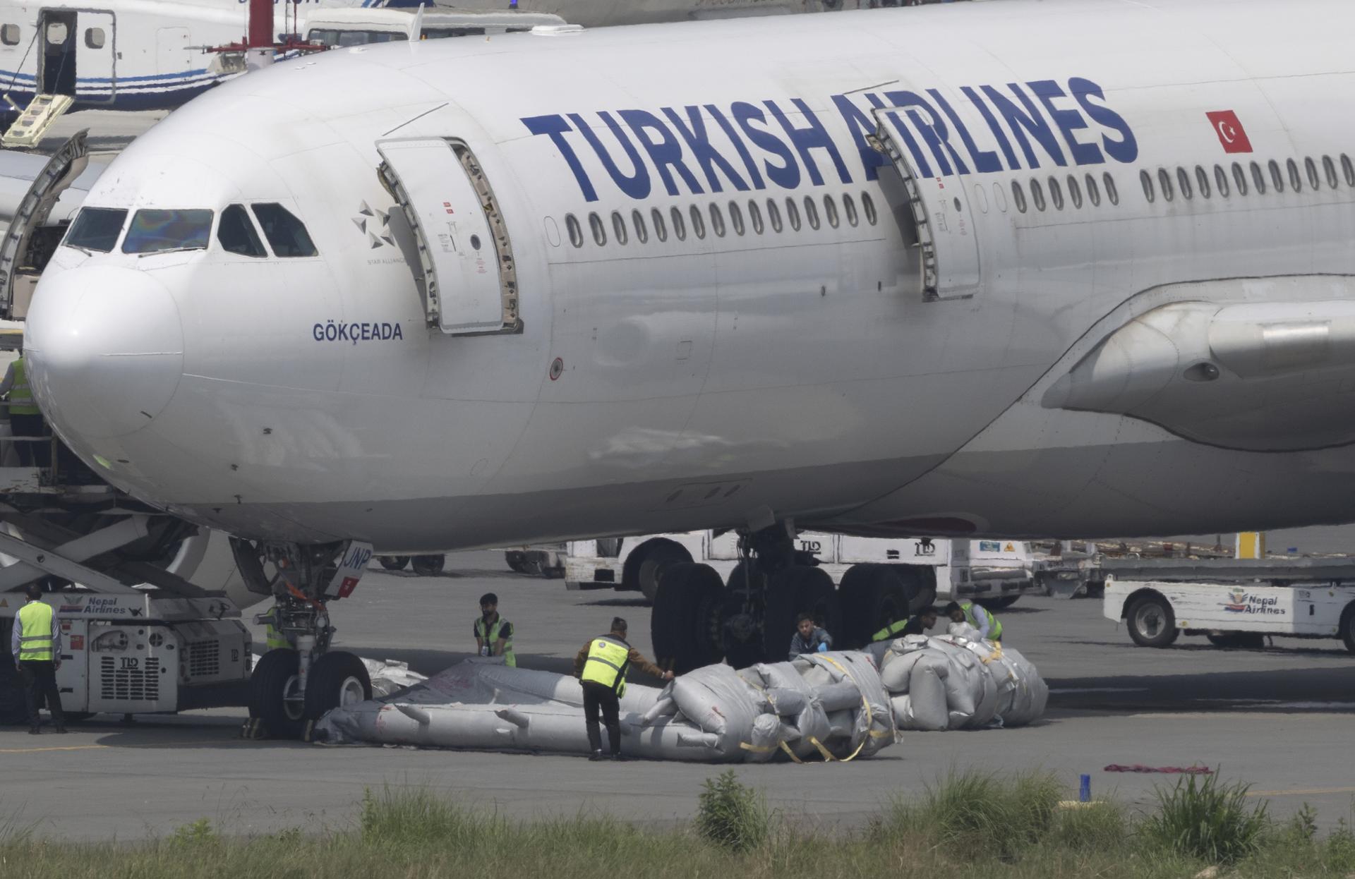 Avión Airbus A330 se incendia al aterrizar en Katmandú