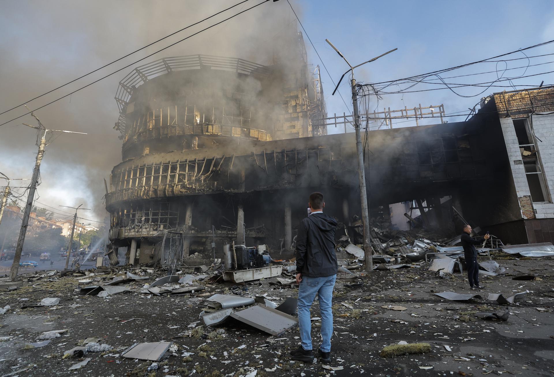 Rusia anuncia campaña de bombardeos contra centros de mando e industria militar en Ucrania