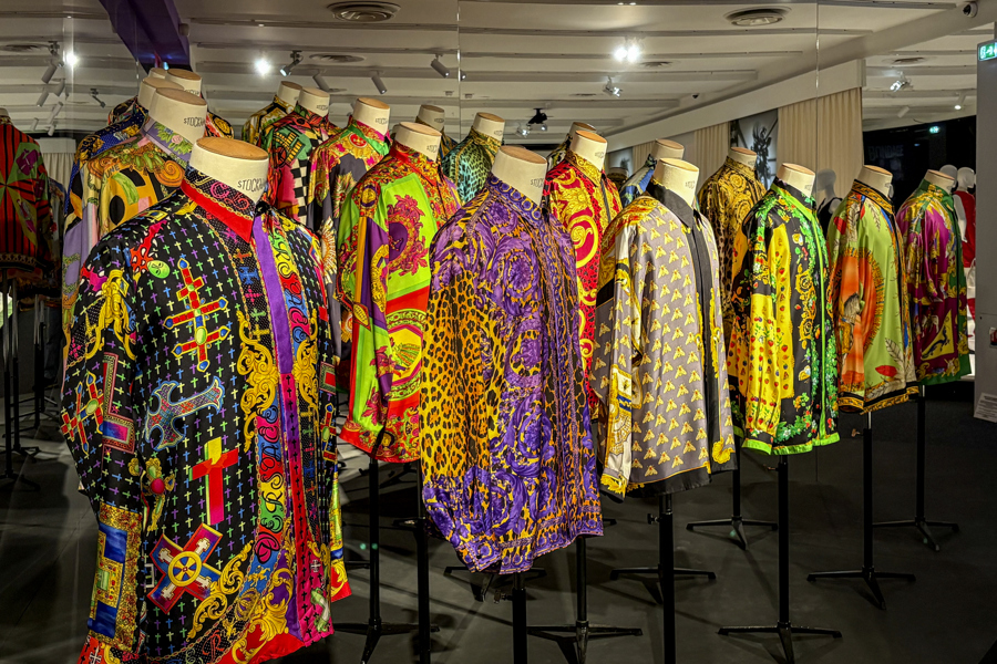 De camisas estampadas de Versace a pipas de Lancel, la moda masculina se expone en París