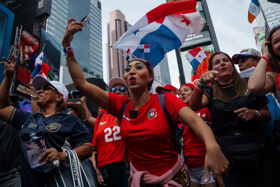 La hinchada panameña desafía a la lluvia en busca del primer punto mundialista