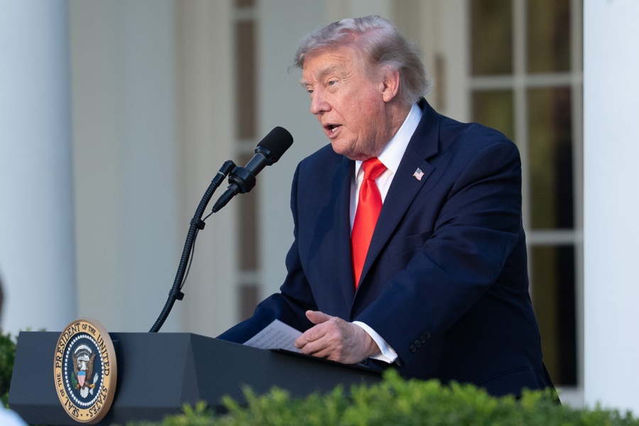 Trump acusa a Irán de violación "insensata" de la tregua por ataque a buque en Ormuz