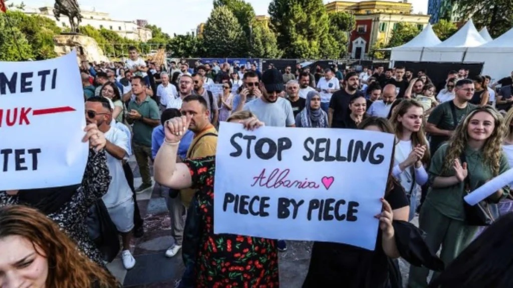 "Ivanka, vete a casa": Albaneses protestan contra dos proyectos de lujo de los Trump