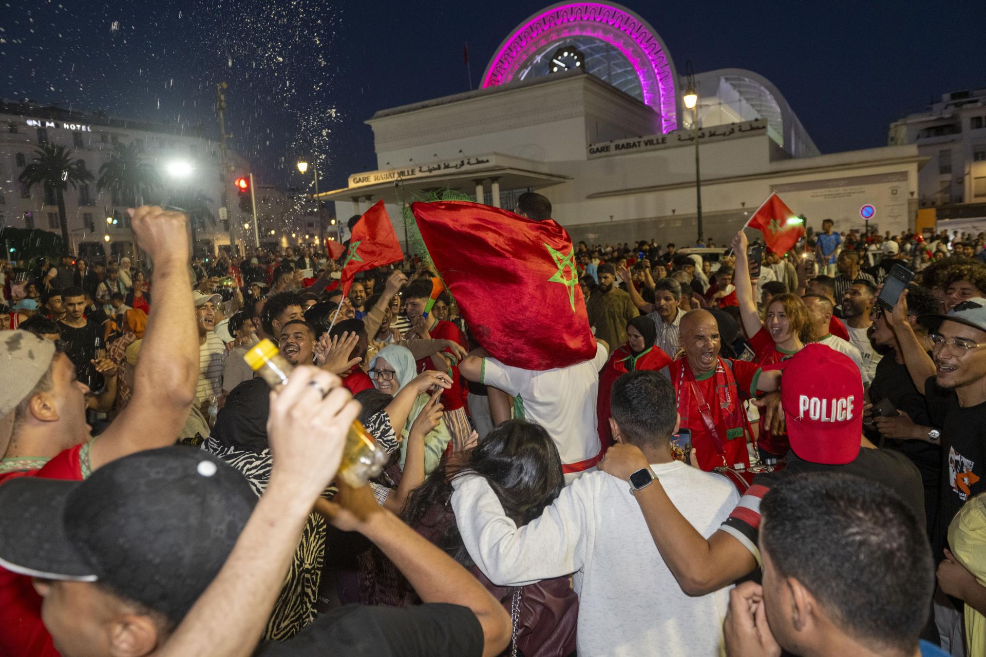 Marruecos celebra en las calles el pase de los Leones del Atlas tras una noche en vela