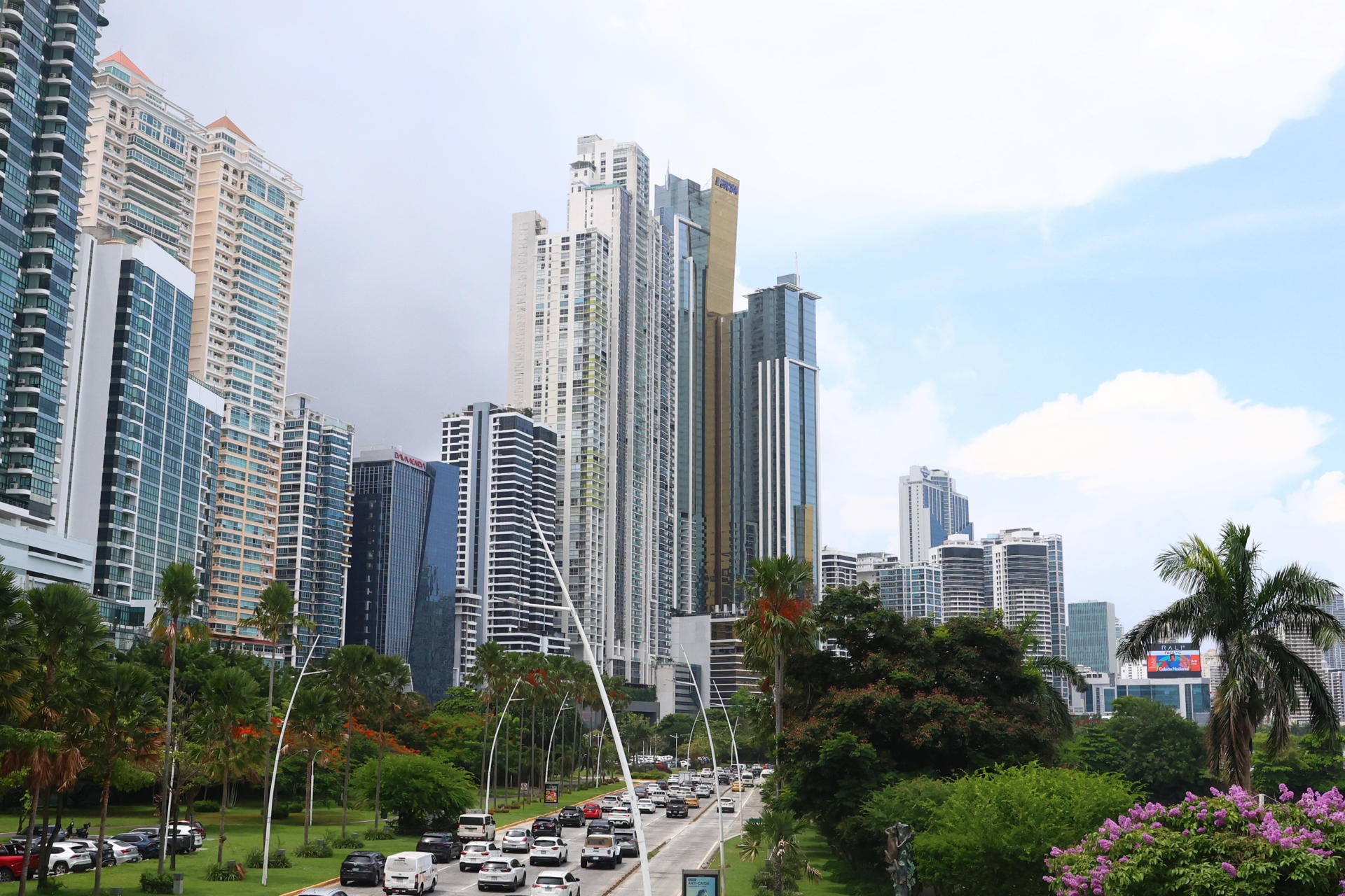 Dinero fresco y trabajo: metas de la ley que impone un tasa a empresas de papel en Panamá
