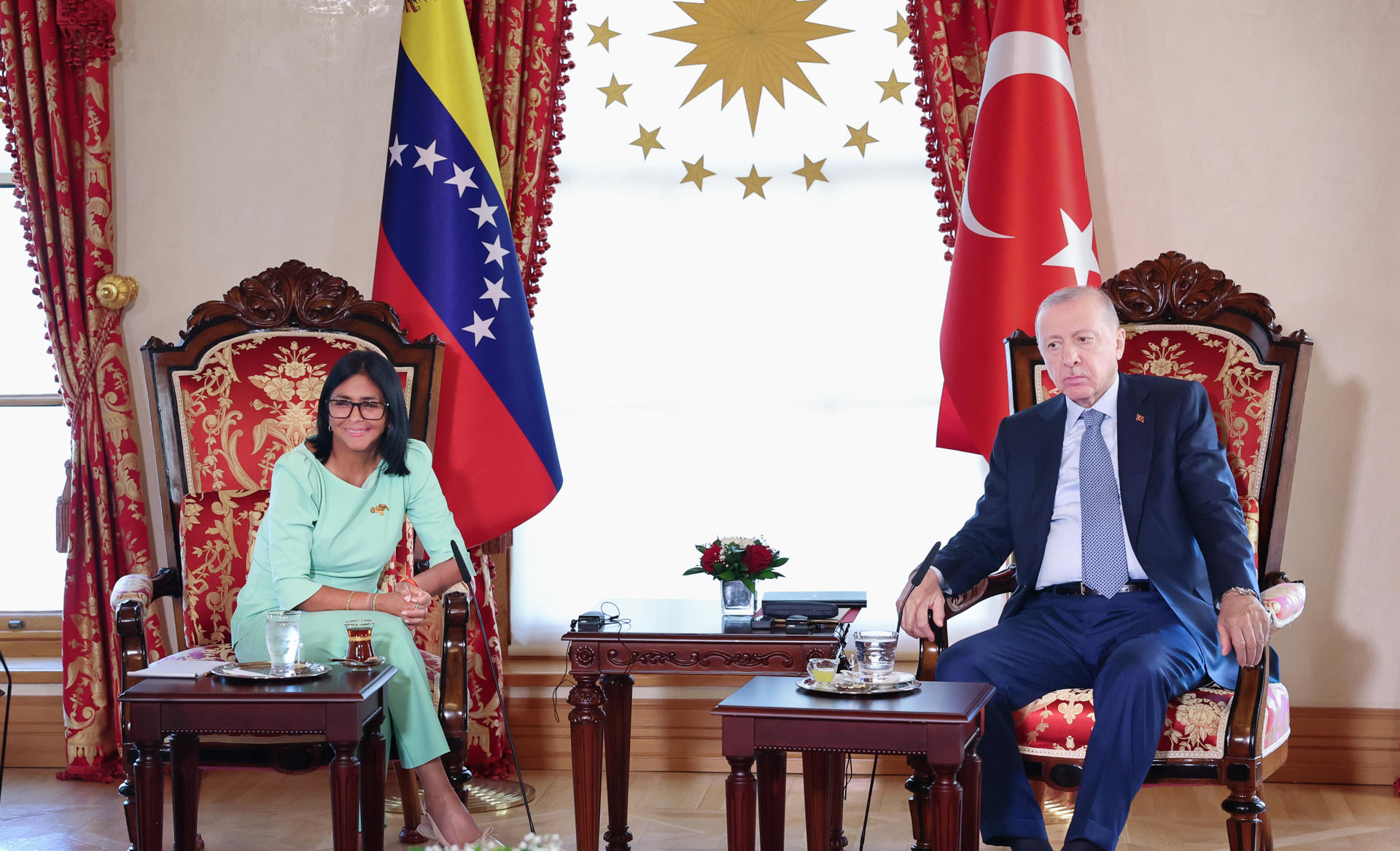 Delcy Rodríguez se reúne con Erdogan en Turquía para potenciar ventas de petróleo