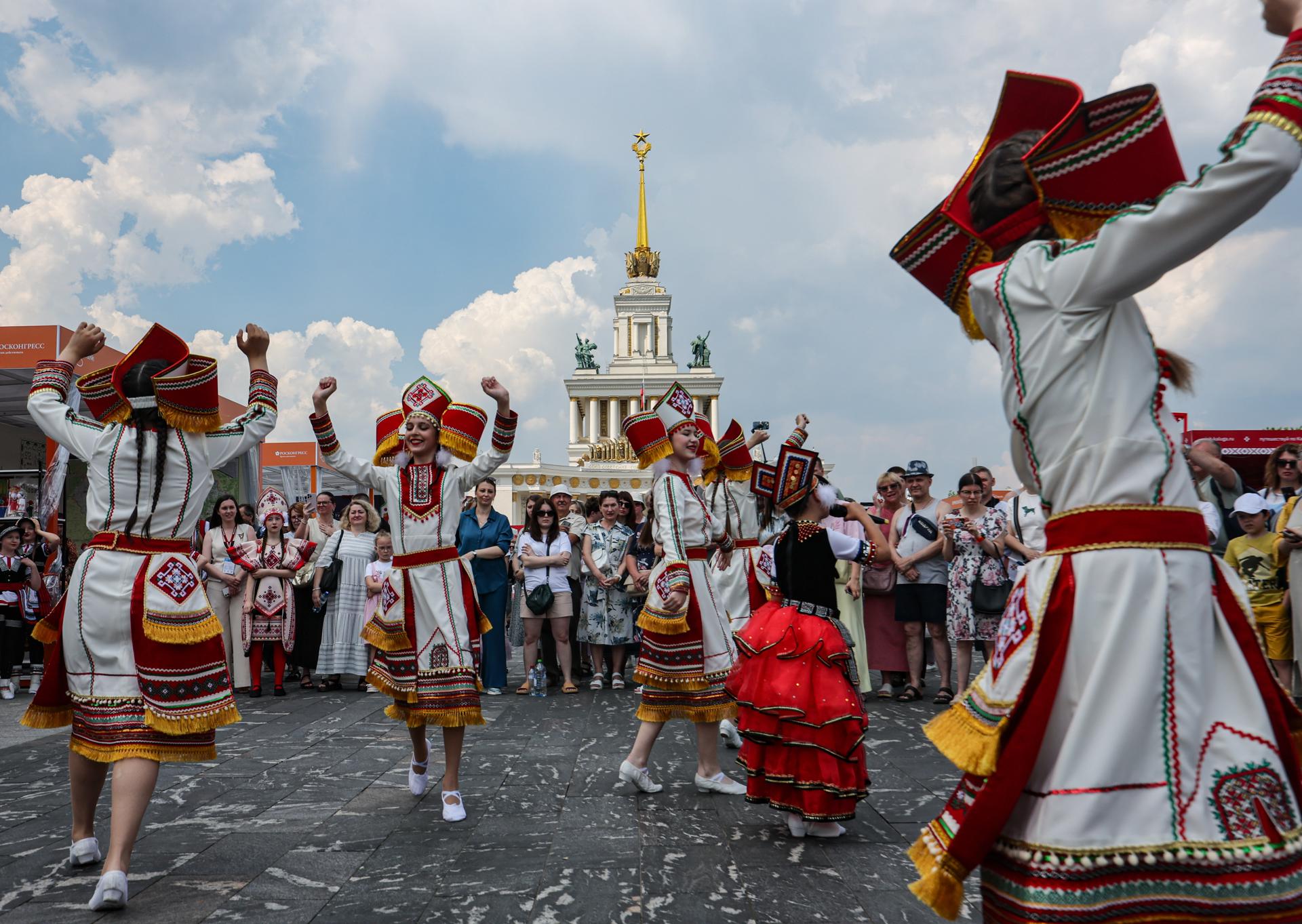 Rusia celebra día nacional bajo lluvia de drones y el intento de bloqueo de Crimea