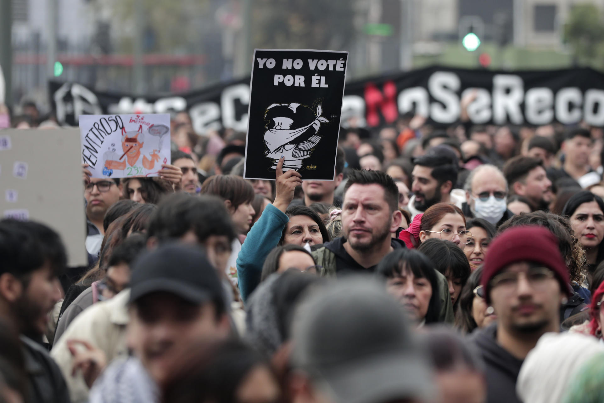 Miles de estudiantes chilenos marchan contra recortes de Kast a educación pública