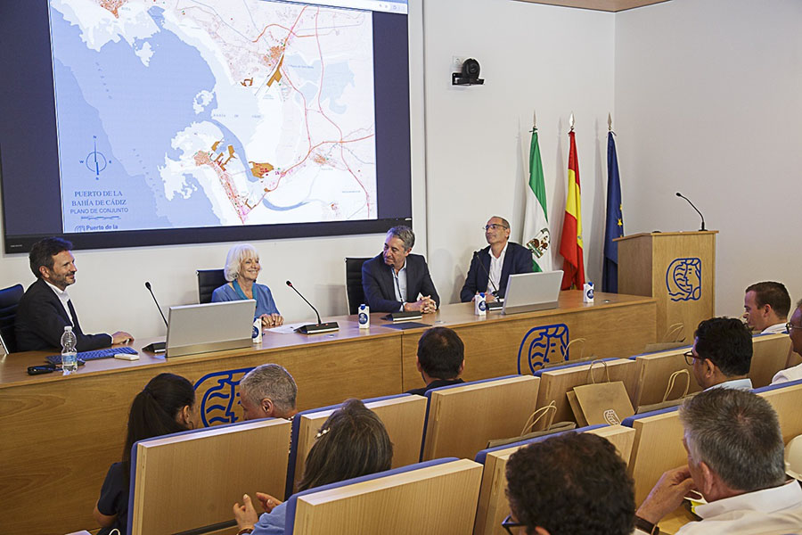 Expertos de Algeciras, Colombia y Panamá conocen la experiencia en electrificación del Puerto de Cádiz