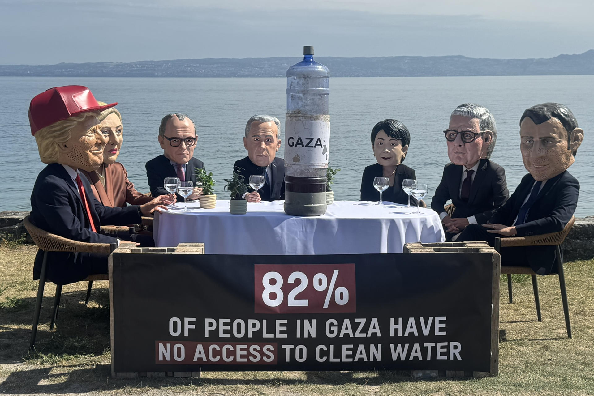 Oxfam recrea a los líderes del G7 como futbolistas para denunciar los recortes en ayudas
