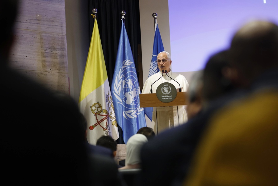 El papa advierte a los jóvenes de la adicción al teléfono móvil y pide que pongan límites