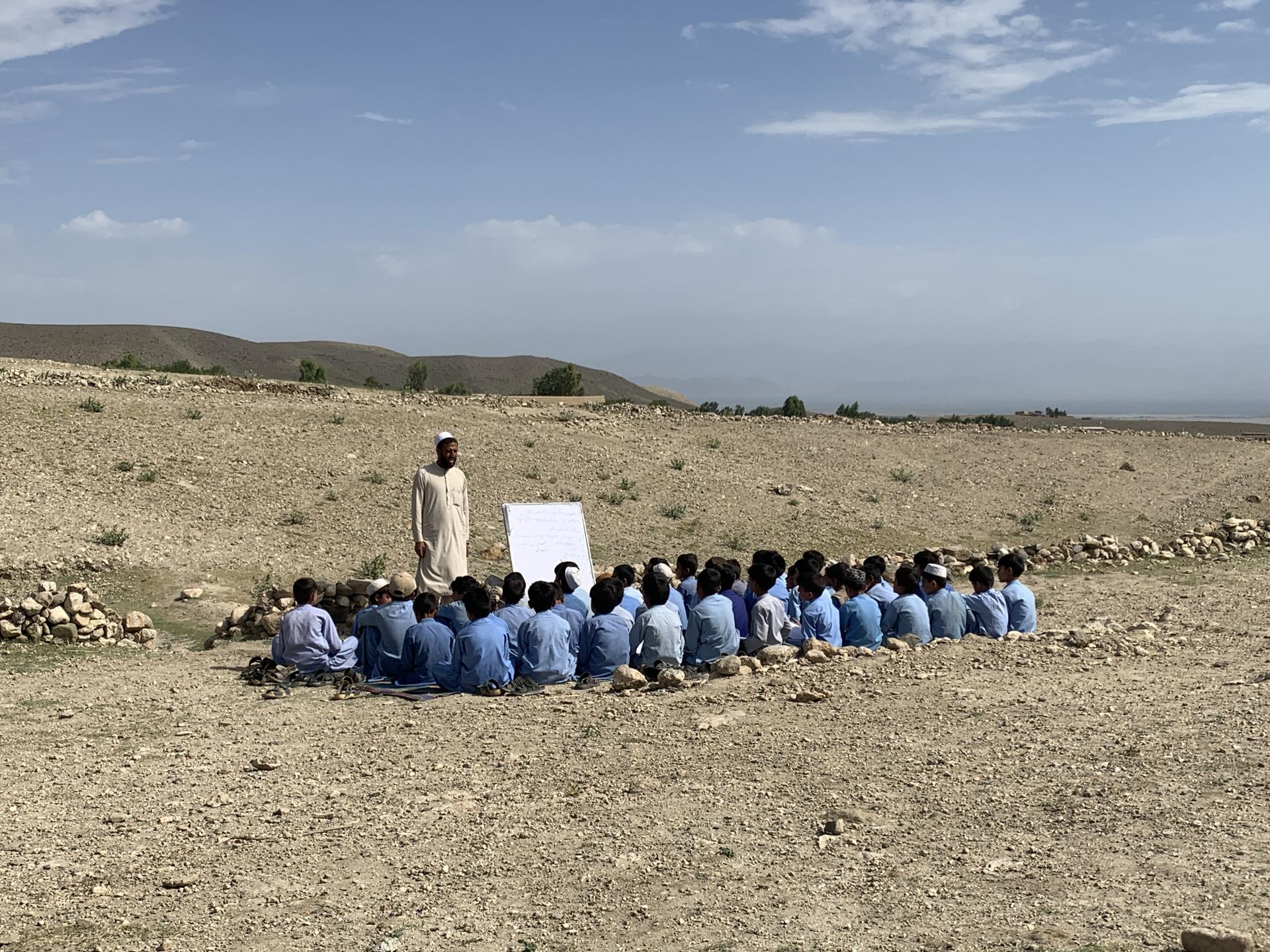 Clases sin aulas, las escuelas imposibles de miles de niños de Afganistán