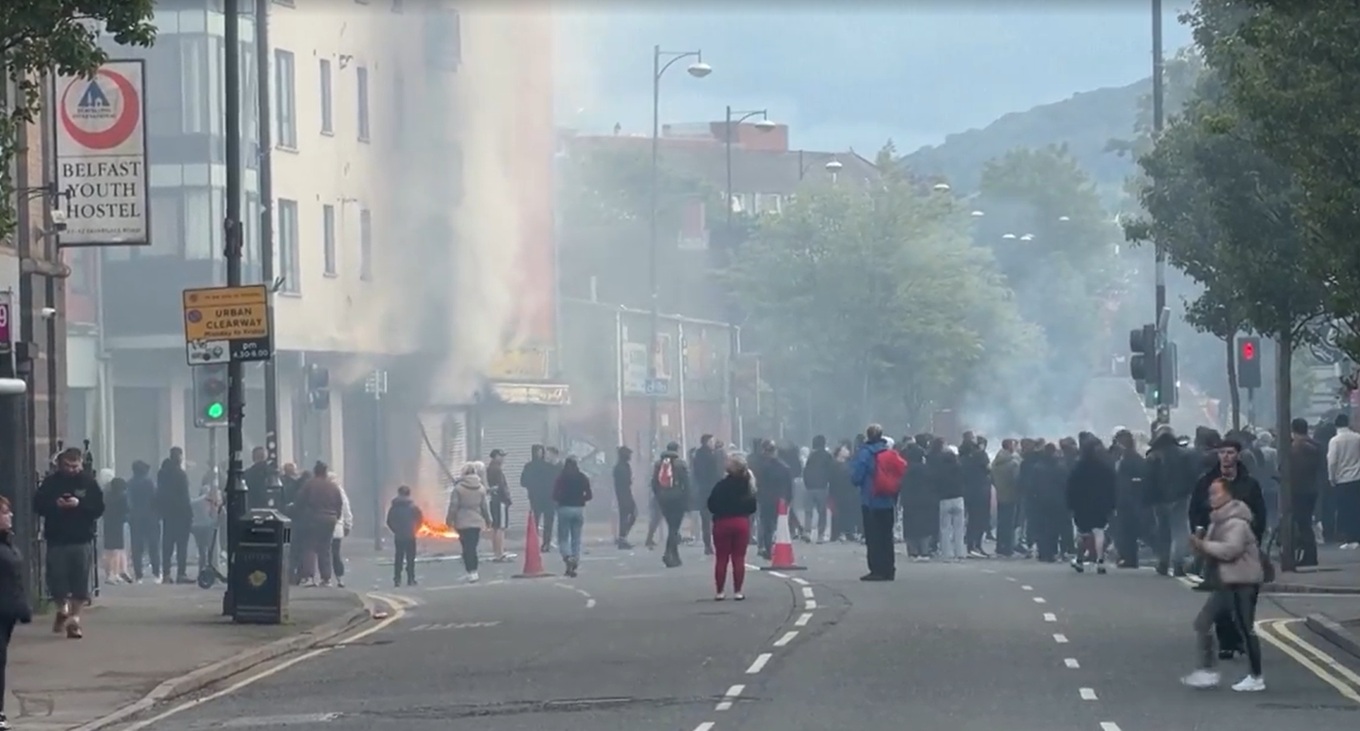 Ministra de Justicia culpa a ultraderecha de disturbios raciales en Belfast