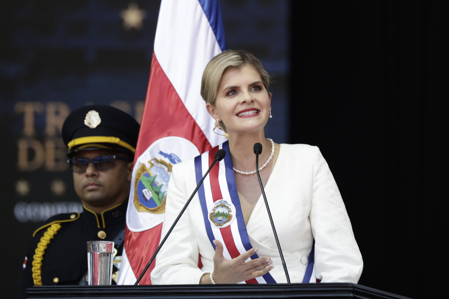 Evacuan a la presidenta de Costa Rica de una gira de campo tras escucharse una explosión