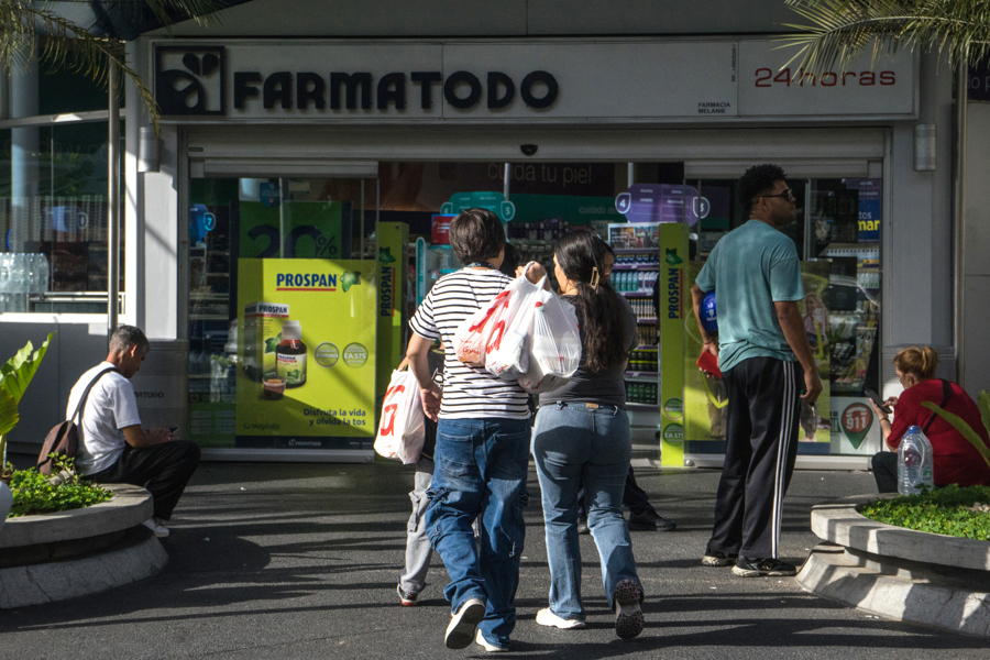 Caraqueños se abastecen de insumos básicos en mercados y de gasolina tras terremotos