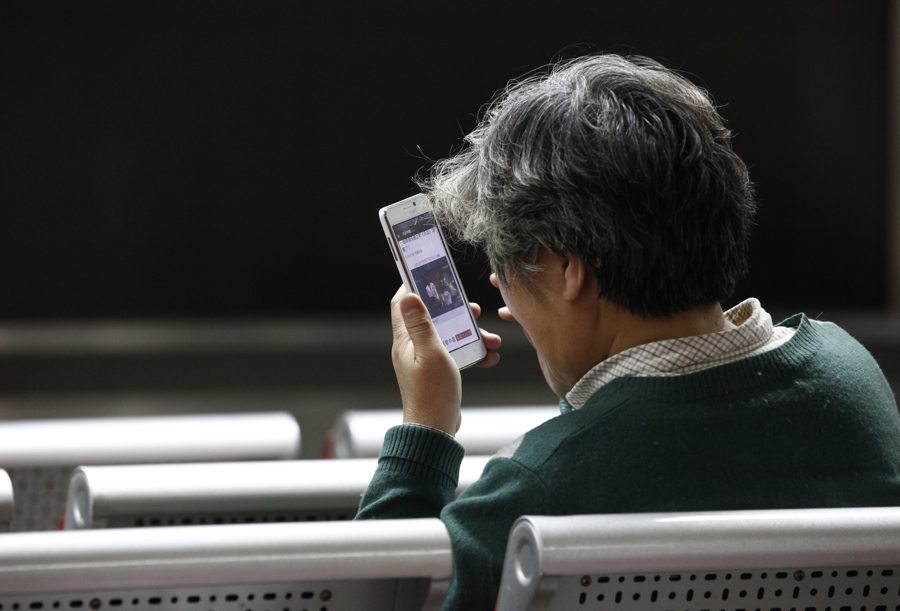 'Mamá, ¿quieres más a tu teléfono que a mí?': el abuso del móvil afecta al apego
