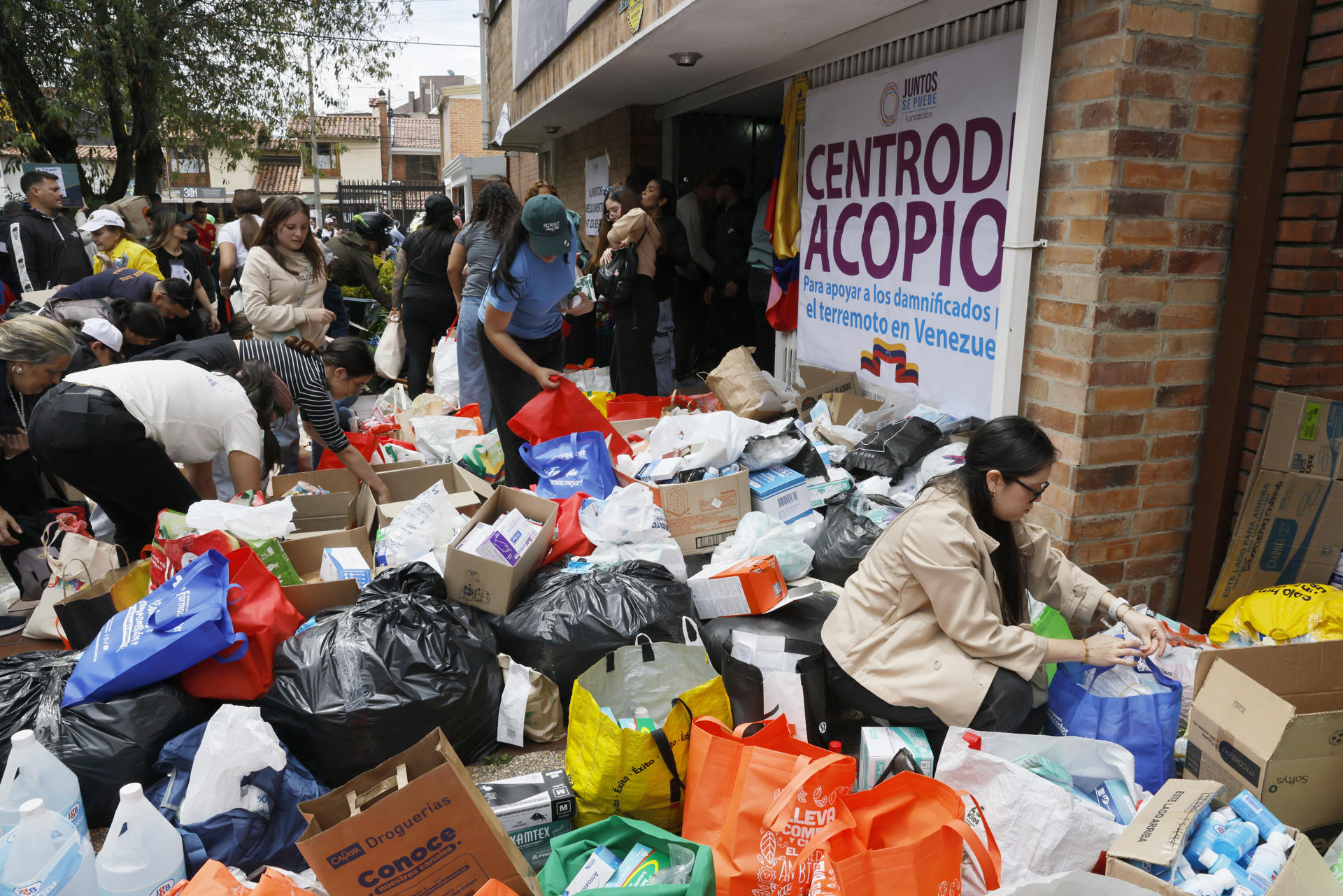 Cientos de voluntarios reúnen ayuda en Bogotá para enviar a Venezuela tras terremotos