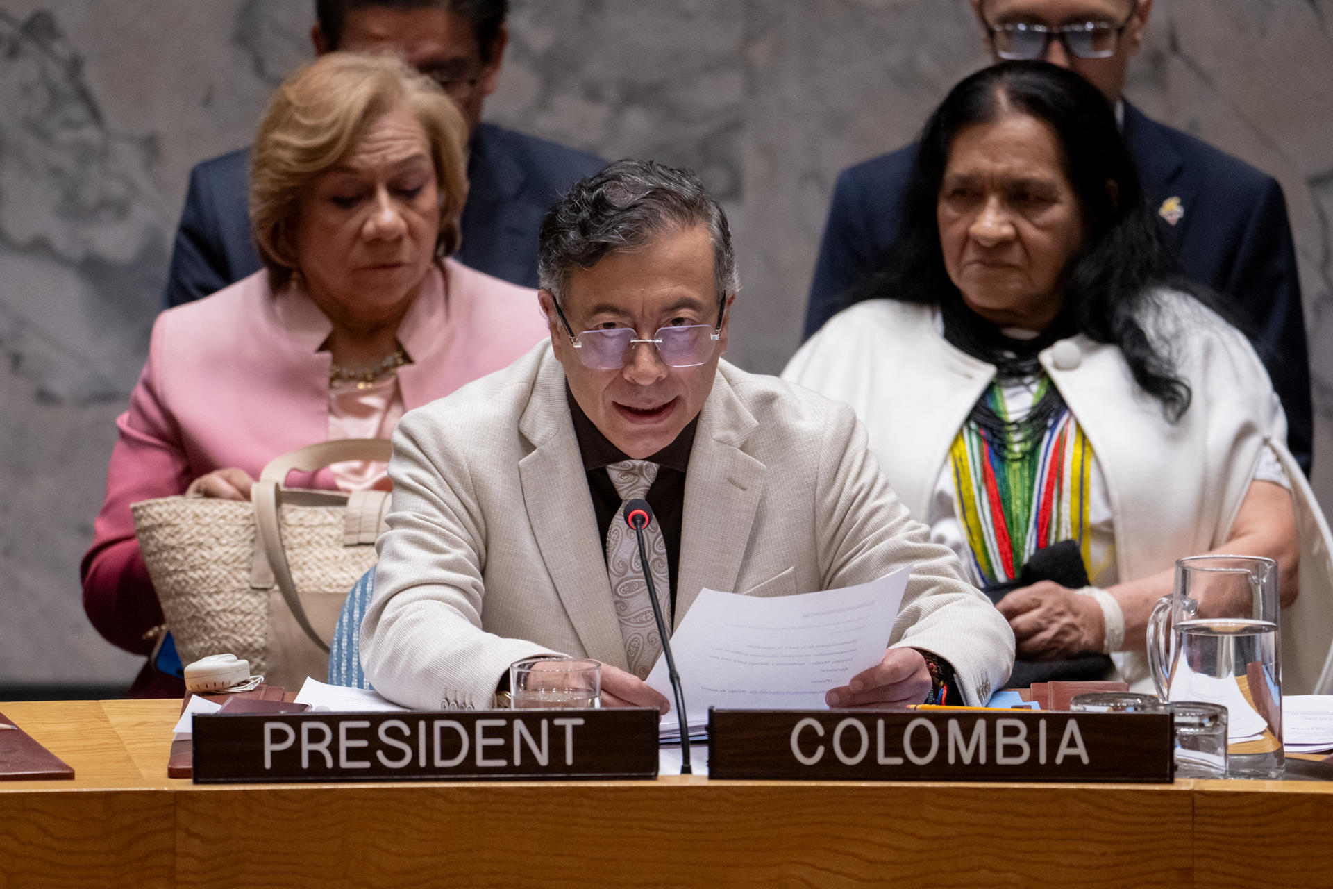 Petro advierte que puede tomar "decisiones" contra Bernie Moreno