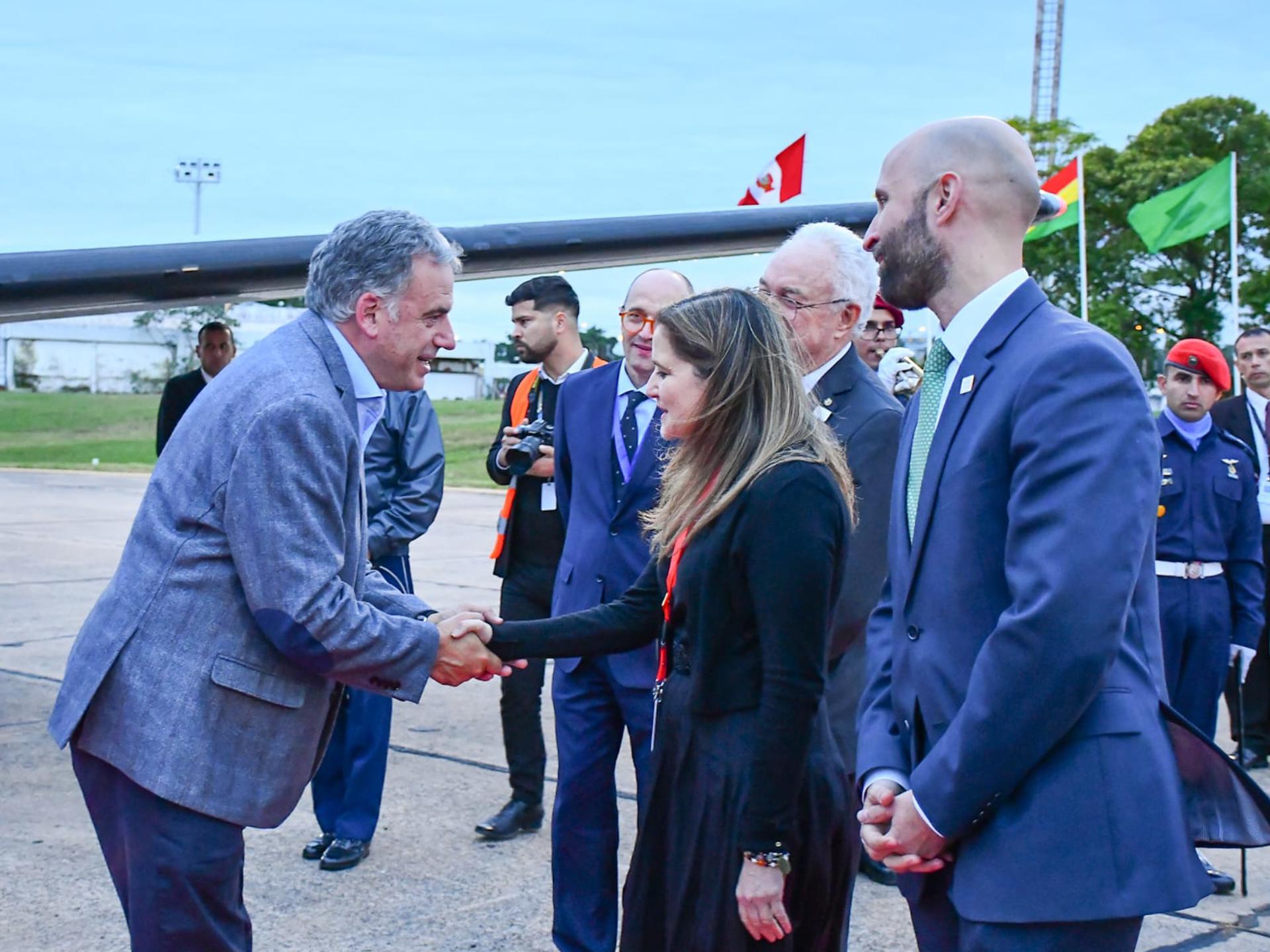 Yamandú Orsi llega a Paraguay para asistir a la cumbre del Mercosur