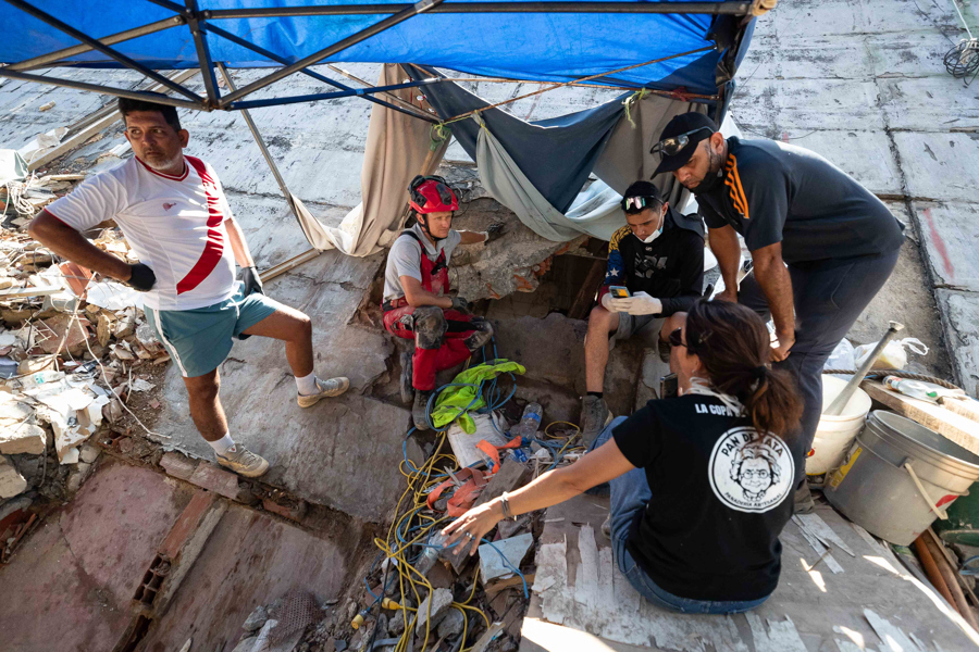 Los venezolanos lideran la búsqueda entre los escombros de desaparecidos en el terremoto