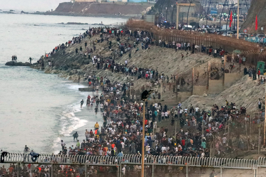Miles de personas mantienen la presión sobre la frontera de Ceuta