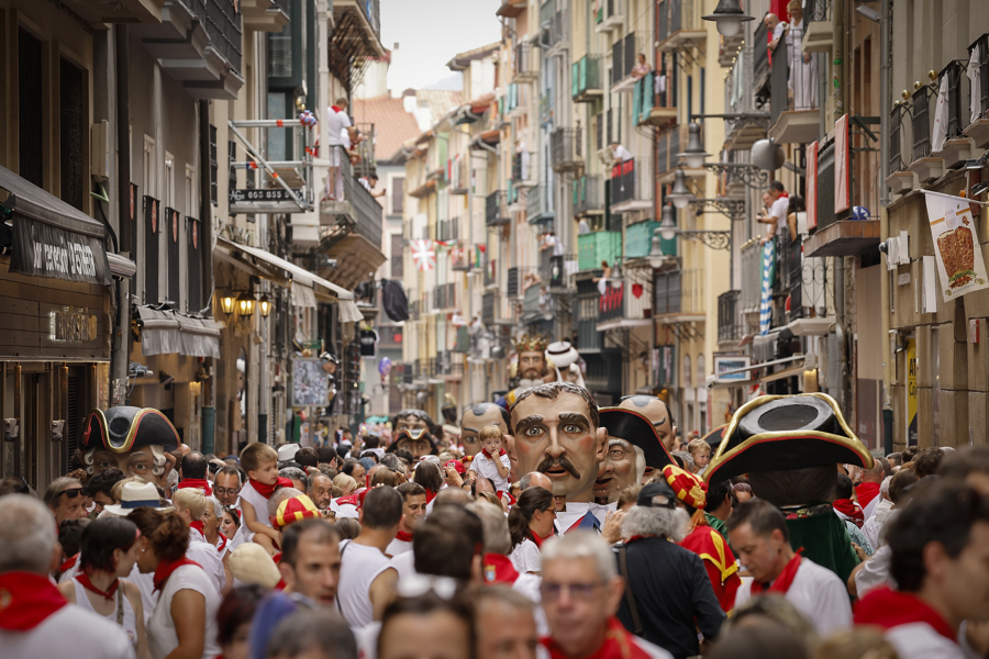 Pamplona rezuma calor, gentío y fiesta en su fin de semana de los Sanfermines 2026