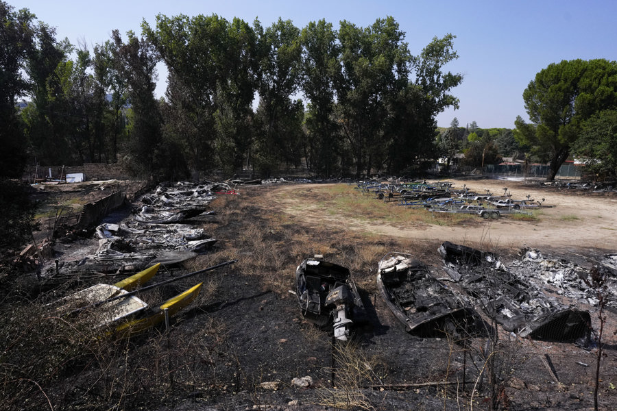 El fuego da tregua en España pero las "tormentas de fuego" agravan el incendio de Francia