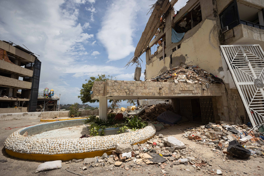 Familias piden no demoler los edificios sin sacar los cuerpos tras terremoto en Venezuela