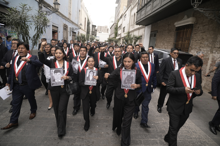 Parlamentarios de izquierda abandonan Congreso antes de discurso presidencial de Fujimori