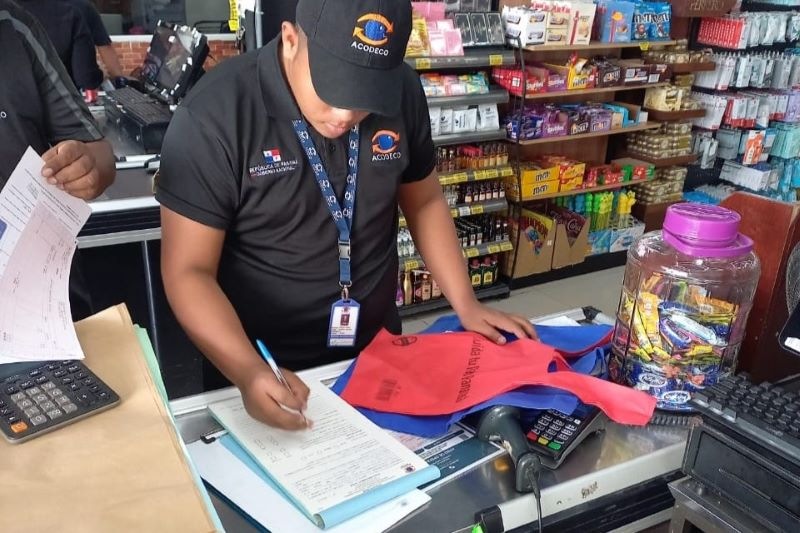 Acodeco sanciona a comercios por cobros indebidos en bolsas reutilizables