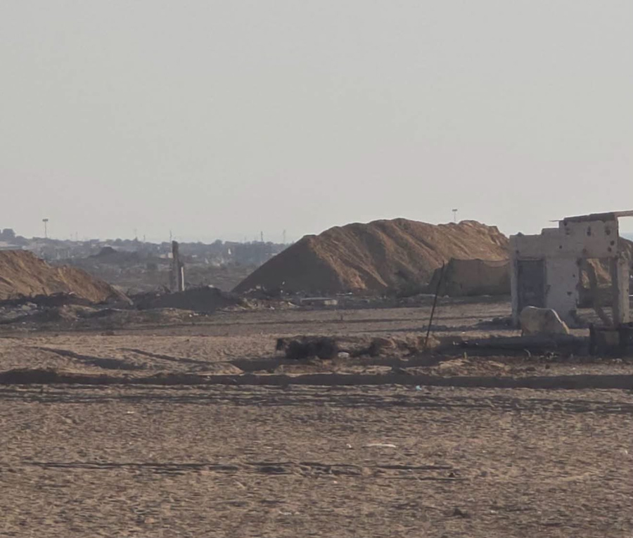 Israel construye una enorme barrera al sur de Gaza que paraliza la vida de los desplazados