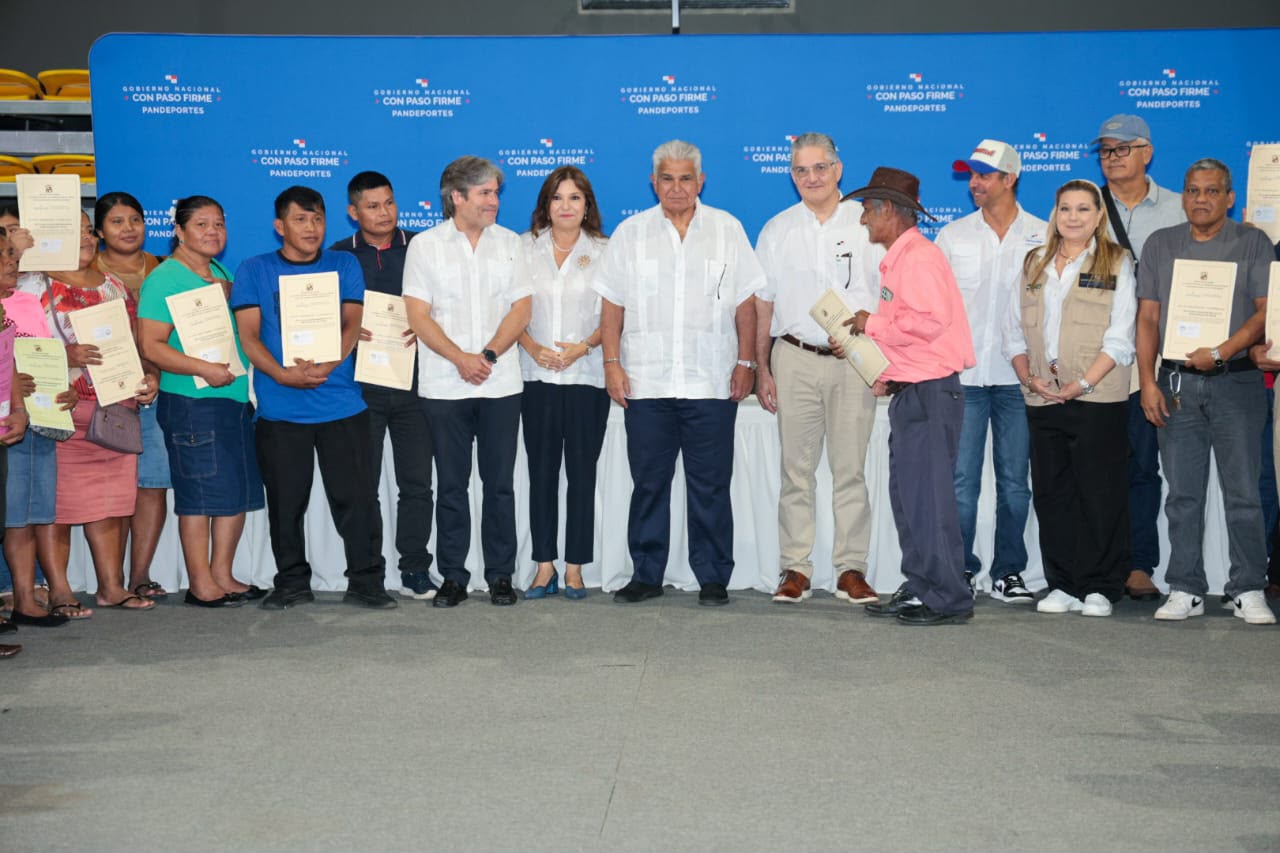 Presidente Mulino entrega 80 viviendas y 125 títulos de propiedad a familias de Bocas del Toro