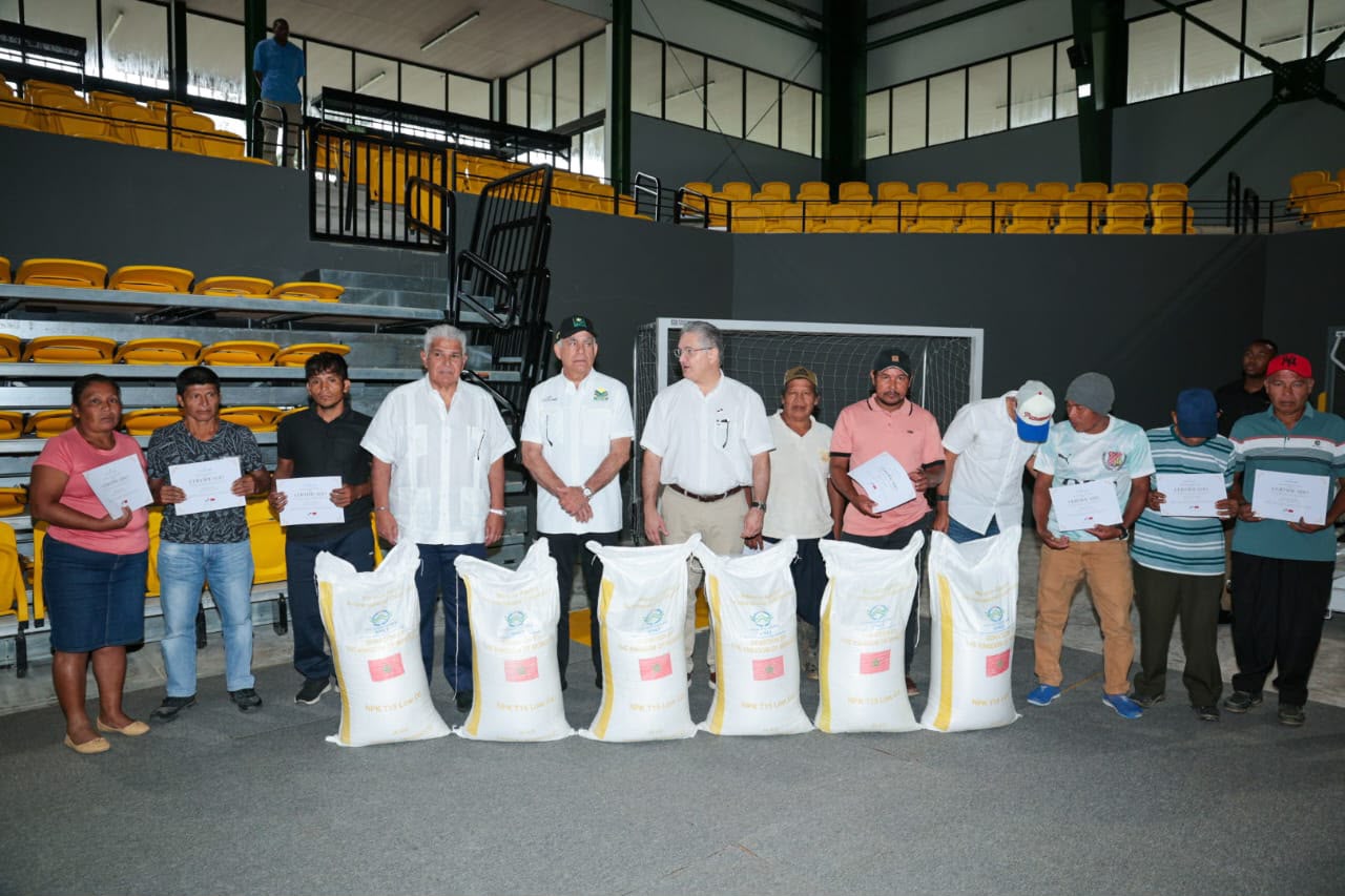 Presidente Mulino entrega asistencia para impulsar la agricultura familiar y huertos escolares en Bocas del Toro
