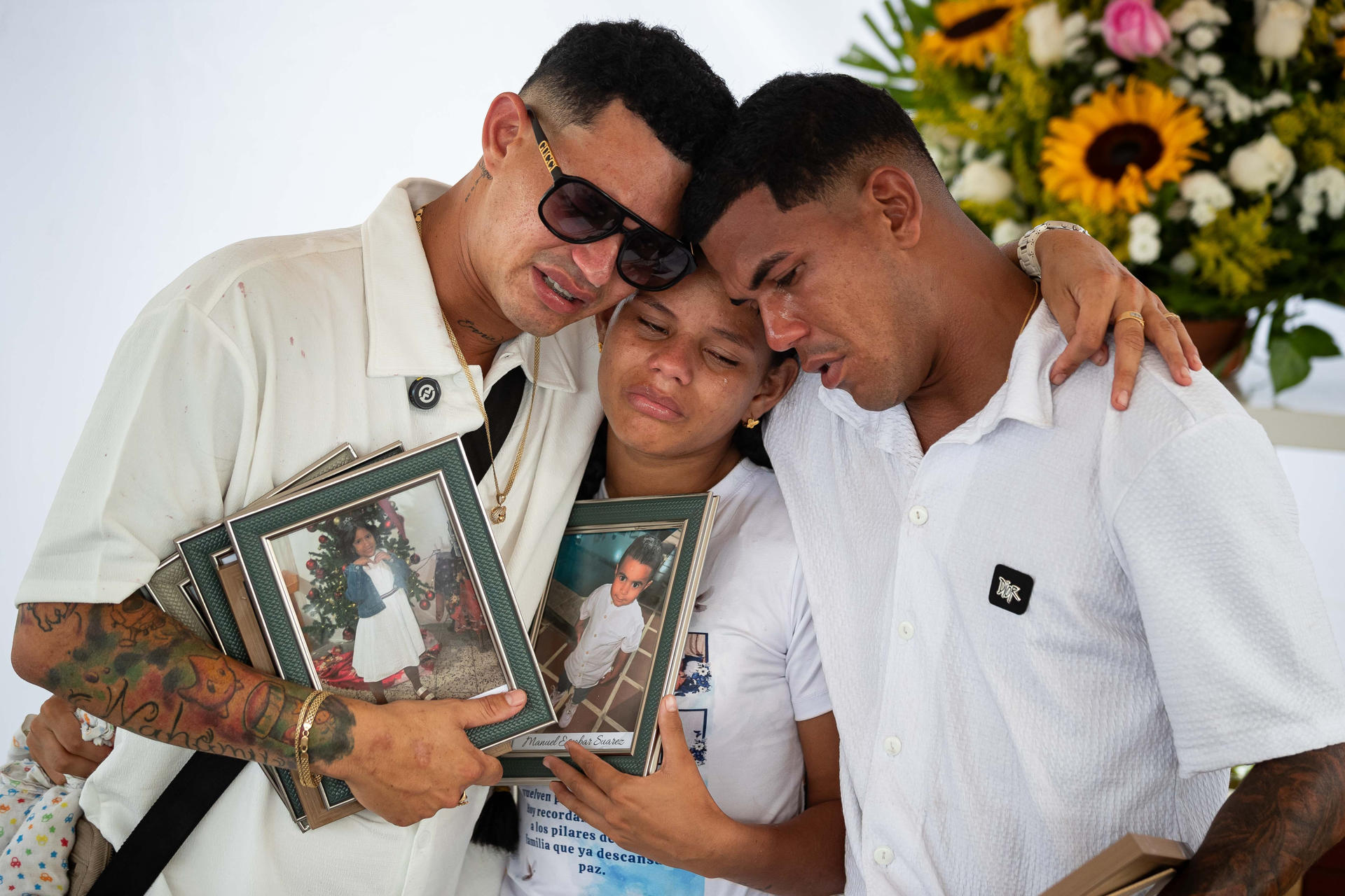 "No es nada fácil", un venezolano despide a su madre, su esposa, dos hijas y su sobrino