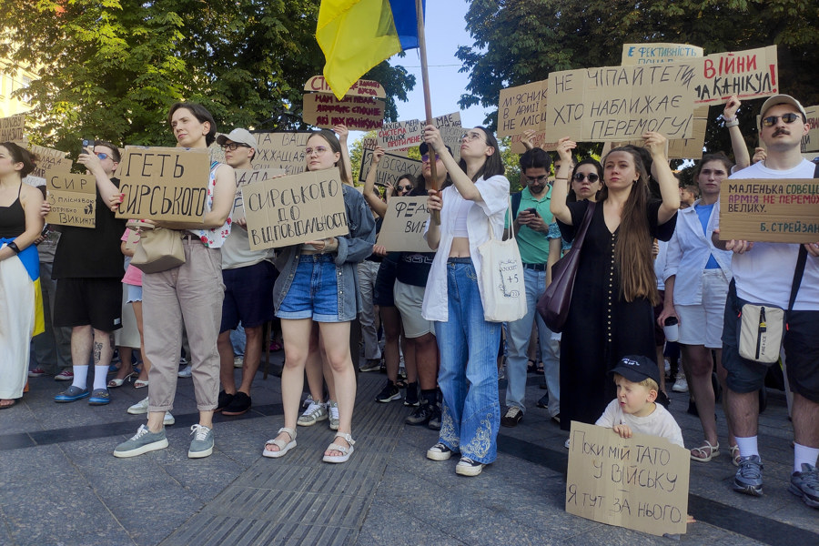 Las protestas por el cese del ministro de Defensa crecen pese a los esfuerzos de Zelenski