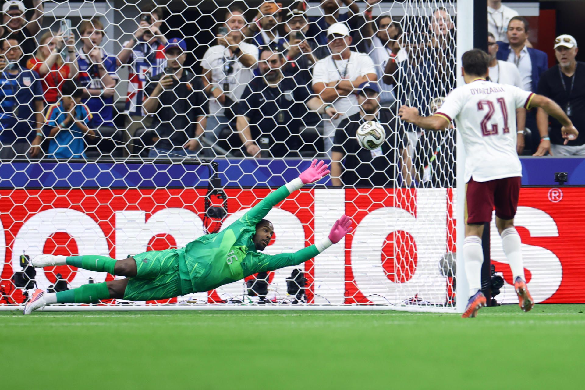 Un gol de penalti de Oyarzabal da ventaja al descanso a España ante Francia (0-1)