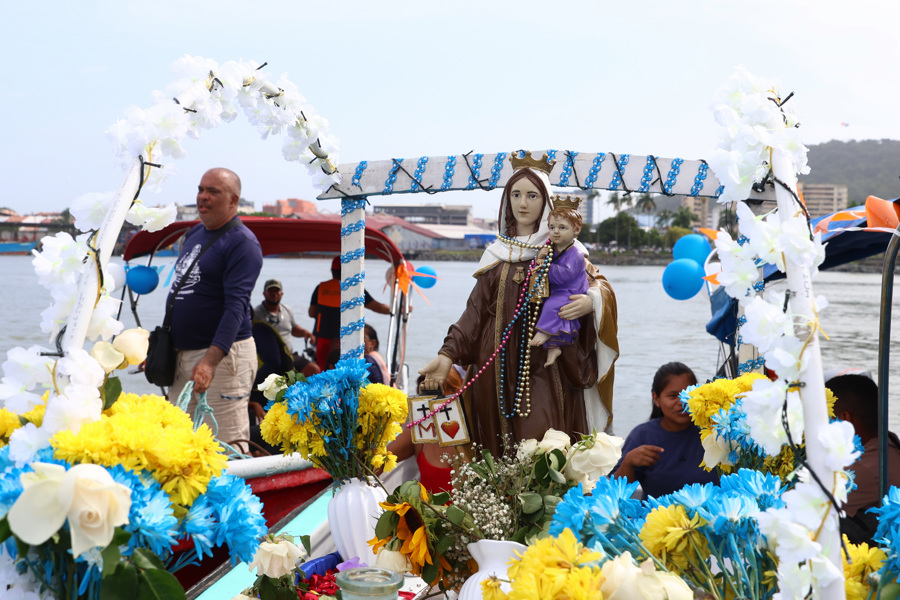 Pescadores panameños agradecen protección de la Virgen del Carmen con paseo por la bahía