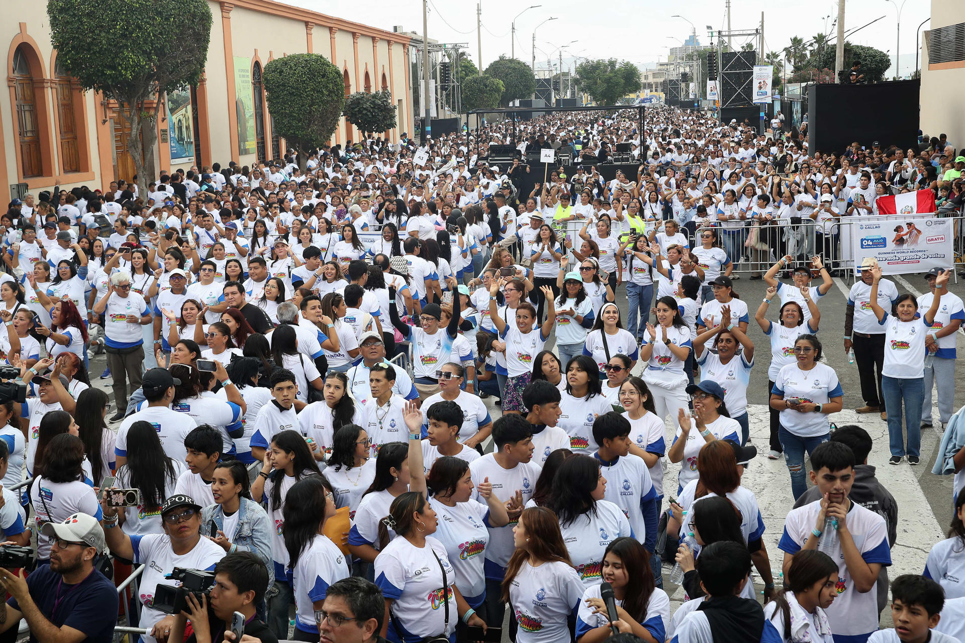 Miles de participantes se unen en Perú para romper el récord de la mayor clase de salsa