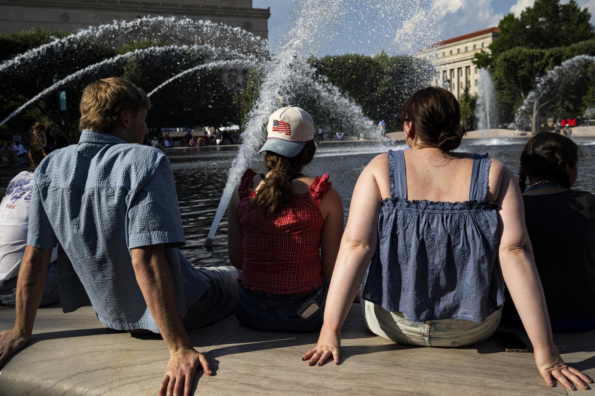 Millones de estadounidenses permanecen bajo alertas de calor y lluvias intensas
