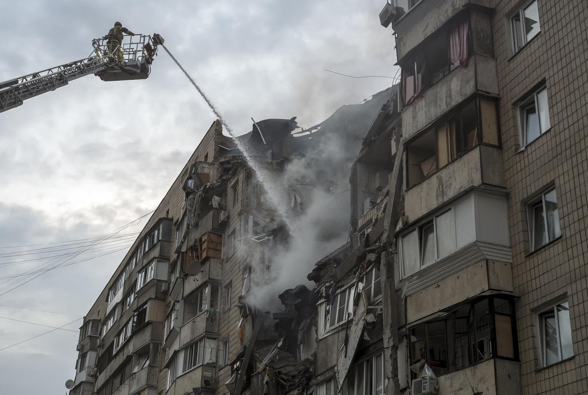 Sube a 21 el número de muertos en el ataque ruso a Kiev y su localidad cercana de Vishneve