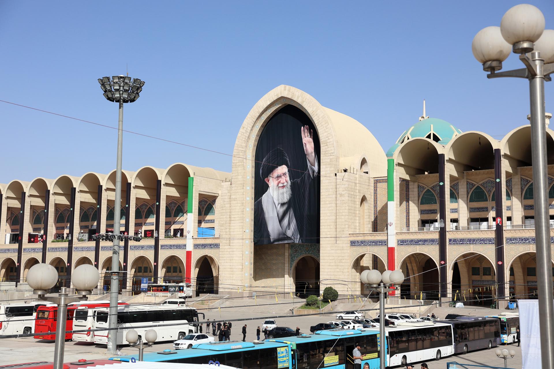 Irán comienza los mayores funerales de su historia para despedir a Alí Jameneí
