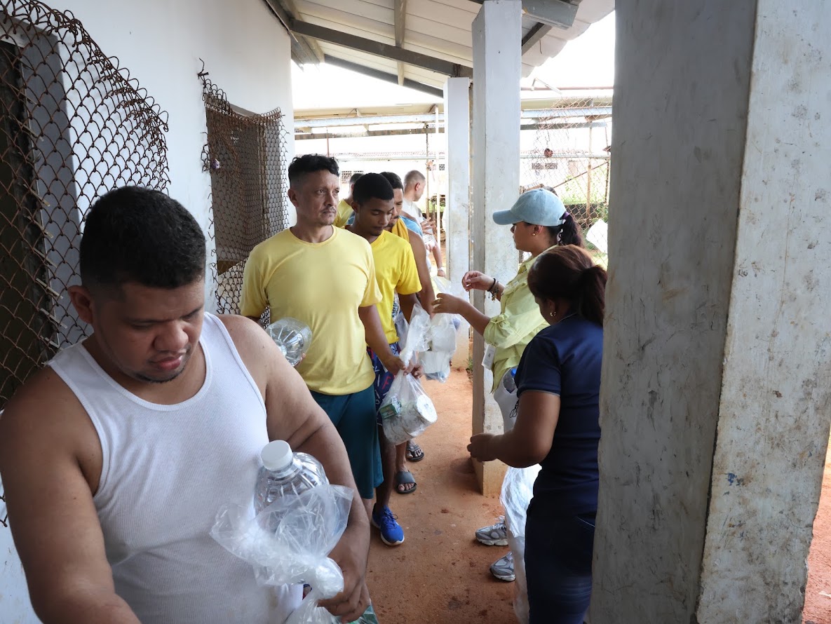 Director del Sistema Penitenciario entrega kits de aseo en La Joya