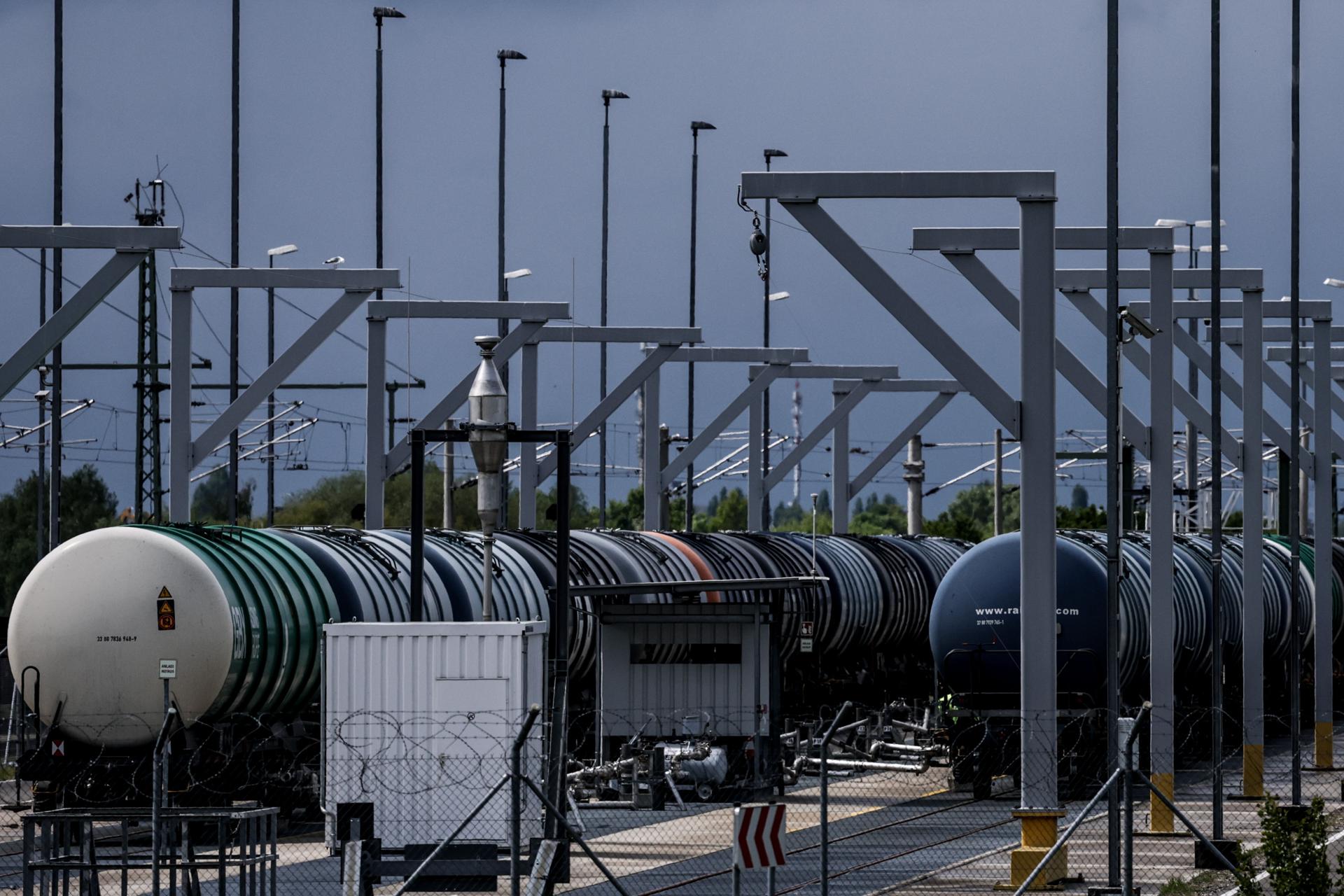 El barril de brent se dispara más del 5 % y supera los 80 dólares por el aumento de la tensión en Irán
