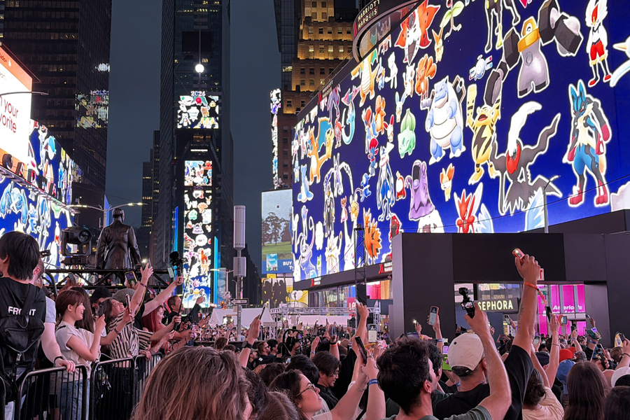 Miles de jugadores toman Times Square para celebrar el décimo aniversario de Pokémon GO