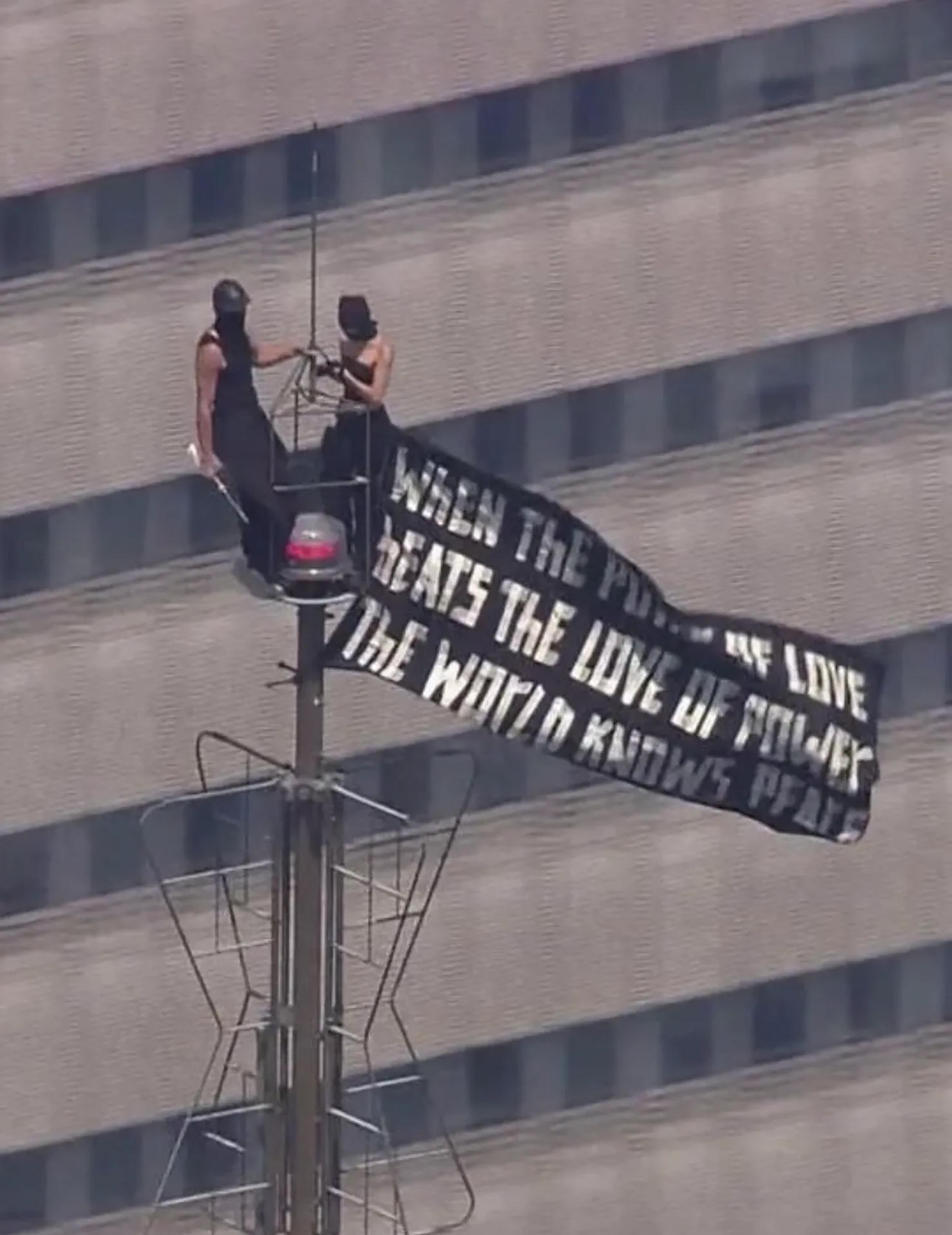 Dos personas suben a la cima del Empire State Building y se prometen matrimonio