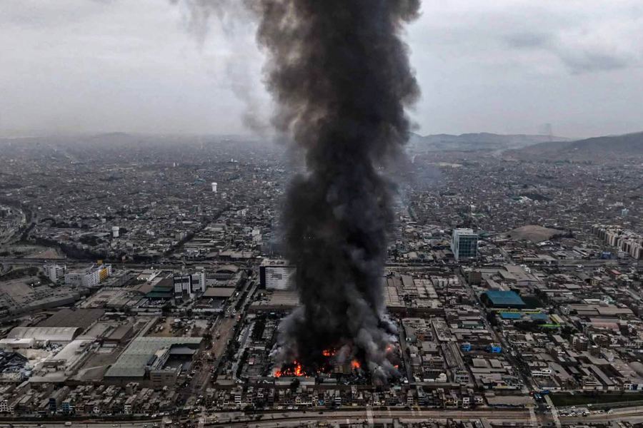 Incendio consume el almacén de una fábrica de cosméticos en Perú, sin víctimas